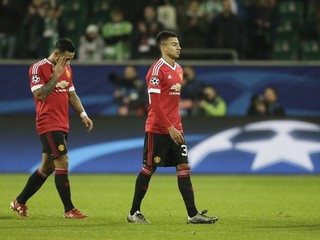Manchester United v Lige majstrov do vyraďovacej fázy nepostúpil. Sklamaní hráči odchádzajú do šatní po prehre vo Wolfsbuurgu.