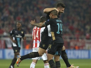 Radosť hráčov Arsenalu po triumfe nad Olympiakosom Pireus 3:0.