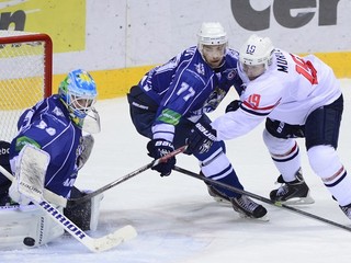 Hokejisti Amuru Chaborovsk (tmavomodrá) si doma poradili s nepríjemným Avangardom Omsk.