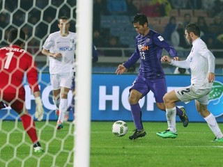 Tsukasa Šiotani (druhý sprava) sa dostáva do šance a strieľa druhý gól Hirošimy do siete Auckland City.