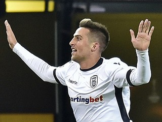 Róbert Mak sa teší z gólu do siete Borussie Dortmund.