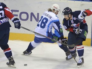 Dva góly Dinama Minsk strelil v Čerepovci Alexander Materuchin (v strede).