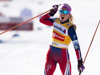 Therese Johaugová oslavuje víťazstvo na 15 km.