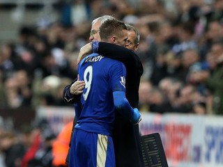 Útočník Jamie Vardy sa objíma s trénerom Claudiom Ranierim. Obaja patria k najvýraznejším postavám súčasného Leicesteru.