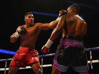 Boxer Joshua je britským šampiónom v superťažkej váhe