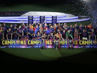 Trofej v Lige majstrov obhajujú futbalisti FC Barcelona.