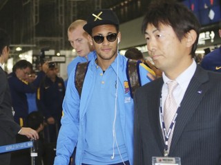 Neymar (v strede) pricestoval s tímom do Japonska, ale pondelňajší tréning vynechal.