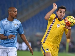O loptu bojujú hráč Sampdorie Janov Lazaros Christodoulopoulos (vpravo) s Abdoulayom Konkom z Lazia Rím.