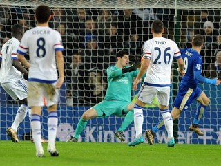 Leicester zdolal v šlágri Chelsea a je lídrom anglickej ligy