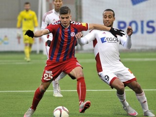 Gino van Kessel (vpravo) v súboji so Seničanom Kosorínom.