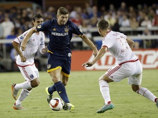 Steven Gerrard (v strede) mal byť jednou z najväčších hviezd exhibičného zápasu.
