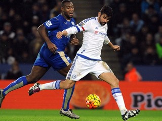 Diego Costa (vpravo) v zápase proti Leicesteru City opäť vybuchol. Na snímke zakončuje pred brániacim Wesom Morganom.