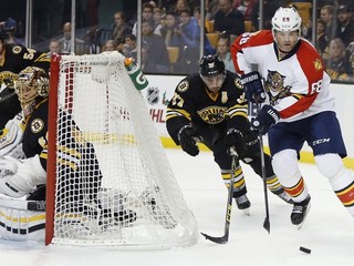 Ešte 12. decembra Jaromír Jágr (vpravo) nastúpil na zápas proti Bostonu Bruins. Teraz ho trápi chrípka.