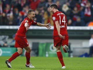 Xabi Alonso (vpravo) sa teší z gólu so svojim spoluhráčom Rafinhom.