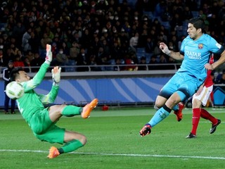 Luis Suarez strieľa gól.
