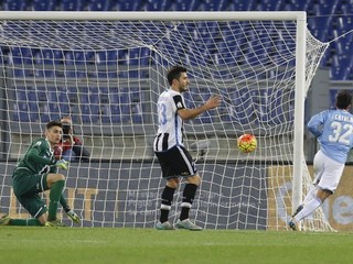 Danilo Cataldi (vpravo) strieľa gól do siete Udinese.