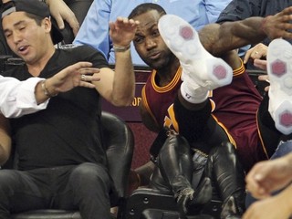 Osudný okamih. LeBron James doslova zvalcoval sediacu diváčku. Ellie Dayovej trčia len nohy.