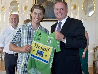 Korbel (vľavo v úzadí) bol Saganovi počas mediálnych akcií vždy nablízku.