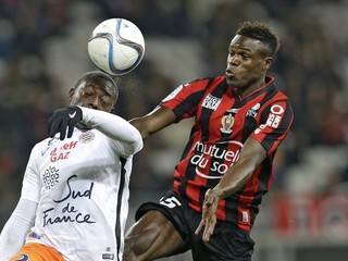 O loptu bojujú hráč Nice Romain Genevois (vpravo) a Jerome Roussillon z Montpellieru.