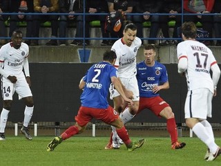 Parížania (v bielom) potvrdili na trávniku Caen úlohu favorita.