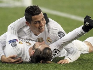Gareth Bale (dole) a Cristiano Ronaldo sa výrazne podieľali na výhre Realu. Bale strelil štyri góly, Ronaldo dva.