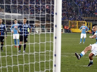 Marek Hamšík premieňa pokutový kop.