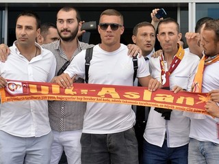 Podolski (v okuliaroch) je v istanbulskom Galatasarayi mimoriadne populárny.