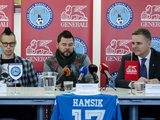 Sedia zľava: Marek Hamšík, jehoo otec Richard Hamšík a predseda predstavenstva a generálny riaditeľ poisťovne Generali Roman Juráš.