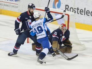 Pred bránou Barryho Brusta bráni Cam Barker hosťujúceho Dmitrija Meleška.