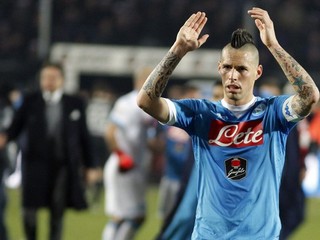 Marek Hamšík ďakuje divákom po víťazstve nad Atalantou Bergamo.