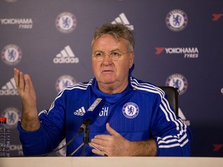 Guus Hiddink nahradil na pozícii trénera Chelsea Josého Mourinha.