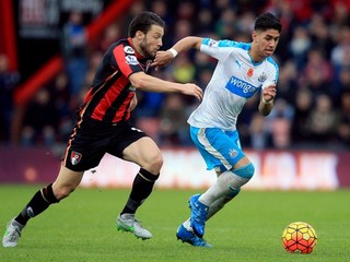 Ayoze Perez (vpravo) si v súčasnosti oblieka dres Newcastlu United.