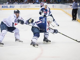 Jevgenij Mozer (vpravo) sa snaží uniknúť brániacemu Michalovi Sersenovi.