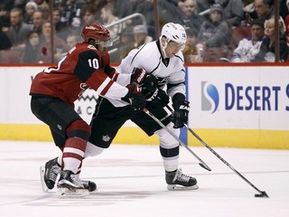 Marián Gáborík (vpravo) sa v súboji proti Arizone Coyotes pokúša udržať si puk na svojej hokejke. Atakuje ho hráč súpera Anthony Duclair.
