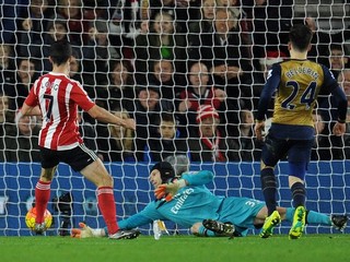 Hráč Southamptonu Shane Long (vľavo) strieľa jeden z gólov do siete Arsenalu.