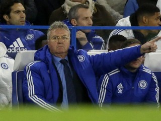 Guus Hiddink absolvoval prvý zápas na lavičke Chelsea.