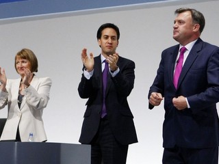 Ed Balls (vpravo) patrí medzi politické špičky v krajine. Po Ballsovej pravici mu tlieskajú Ed Miliband a jeho Harriet Harmanová.
