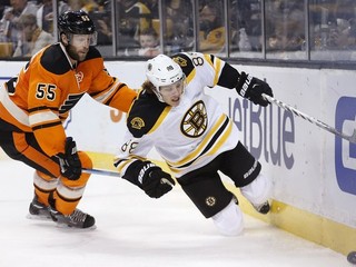 David Pastrňák (vpravo) je veľmi príjemným objavom v tíme Bostonu Bruins.