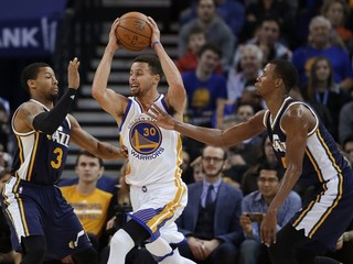 Stephen Curry (v strede) prispel k pondelkovej výhre Golden Stare šiestym triple-double v kariére.