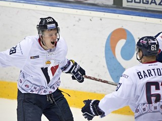 Pavol Skalický (vľavo) sa teší zo streleného gólu.
