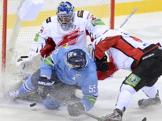 Hokejisti Omsku (bielo-červené dresy) získali ďalšie tri body o tabuľky, keď na domácom ľade zdolali Čerepovec.
