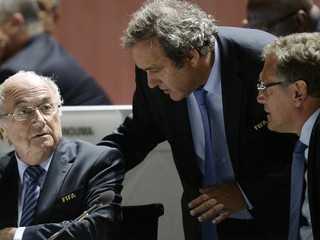 Platini (uprostred) sa zúčastnil športovej spoločenskej akcie napriek trestu.