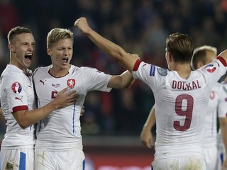 Procházka (v strede) nastúpil aj v kvalifikačných zápasoch na EURO 2016.