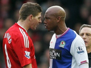 Diouf a Gerrard si mali vždy čo "povedať".
