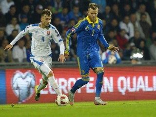 Norbert Gyömbér (vľavo) nastupuje pravidelne aj za slovenskú reprezentáciu. Na snímke je s Andrijom Jarmolenkom z Ukrajiny.