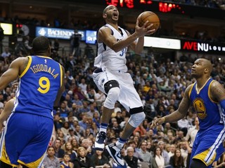 Basketbalista Dallasu Devin Harris (v strede) sa dostáva do zakončenia medzi dvojicou hráčov Golden State.