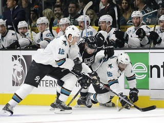 Zápas medzi domácim Los Angeles Kings a San Jose Sharks (biele dresy) začal oproti úvodným dvom duelom o čosi neskôr. Z výhry sa ale tešil takisto hosťujúci tím.