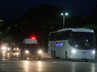 Albánski chuligáni zaútočili kameňmi na autobus so srbskou výpravou
