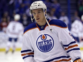 Connor McDavid odohral vo svojom prvom zápase v NHL viac než 18 minút.