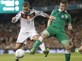 Götze (vľavo) pobudol na ihrisku v poslednom kvalifikačnom zápase len niečo vyše polhodinu.